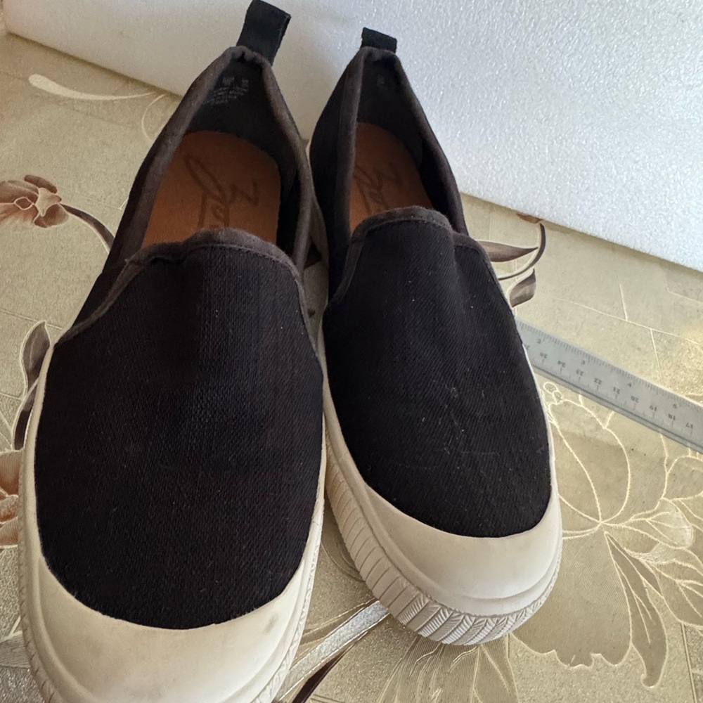 Zodiac Black and White Slip-On Loafers with Platform Sole 9M